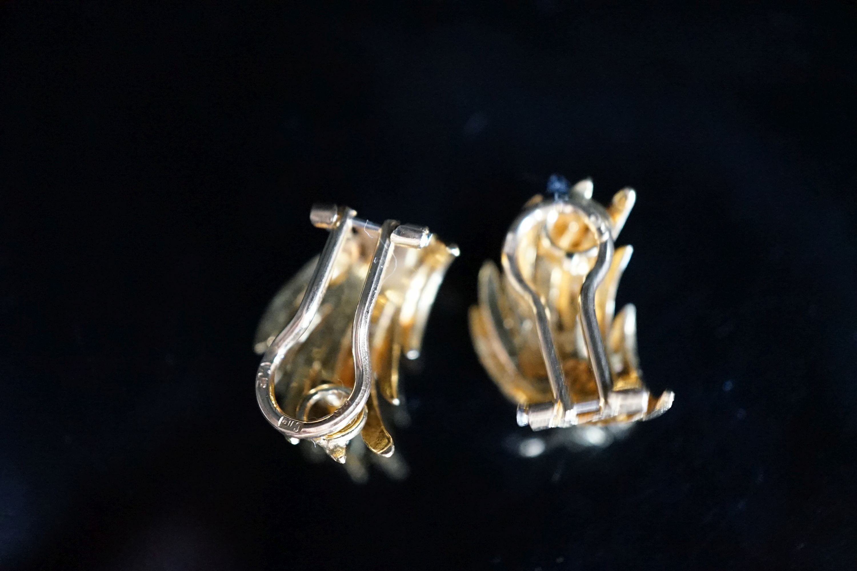A pair of 750 yellow metal combed leaf gold ear clips, 18mm, 8.4 grams.